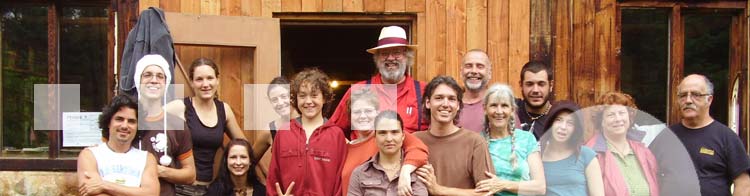 Photo de groupe lors de l'ouverture de l'auberge